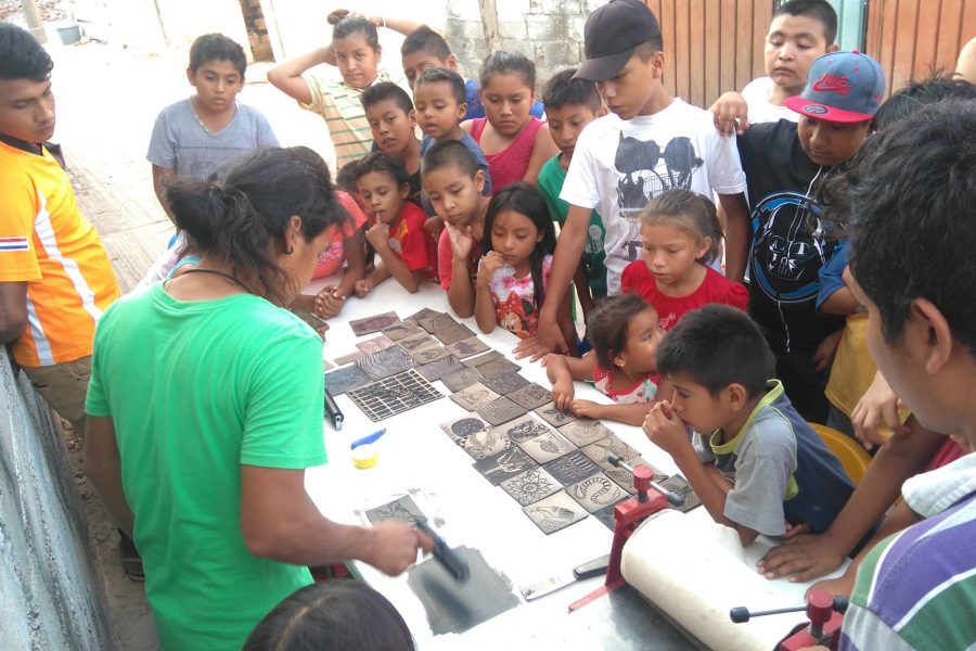 integrantes del Escuadron Hormiguita tomando clases de arte